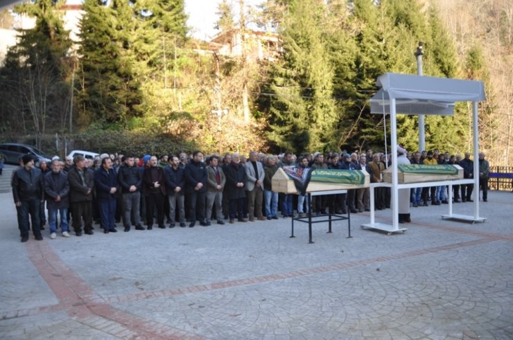 Rize’de daha önce kesilmiş ağacın altında kalarak hayatının kaybeden çift son yolculuğunu uğurlandı