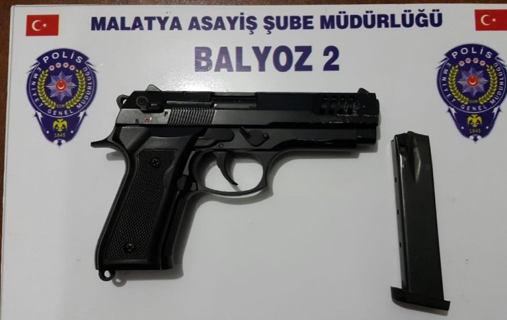Ruhsatsız silahlar ele geçirildi