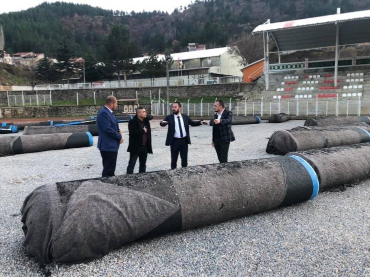 Simav ilçe stadının suni çimleri yenileniyor