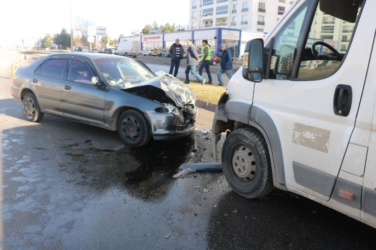 Araçlar kafa kafaya çarpıştı: 2 yaralı