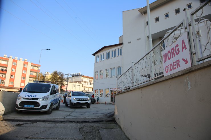 Kazada yaralandığı sanılan kadın, oğlunu öldürüp intihar girişiminde bulunmuş