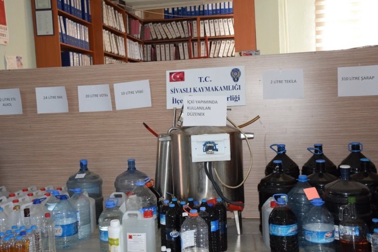 Uşak’ta kaçak alkol operasyonunda 4 gözaltı