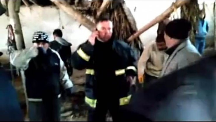 Van’da çöken ahırın altında kalan 22 küçükbaş hayvan kurtarıldı