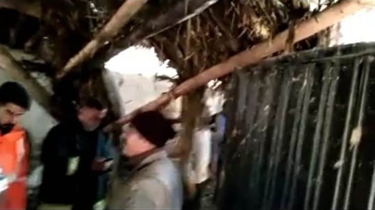 Van’da çöken ahırın altında kalan 22 küçükbaş hayvan kurtarıldı