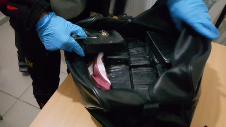 Otogardaki yolcunun valizinden 10 kilo 450 gram eroin çıktı