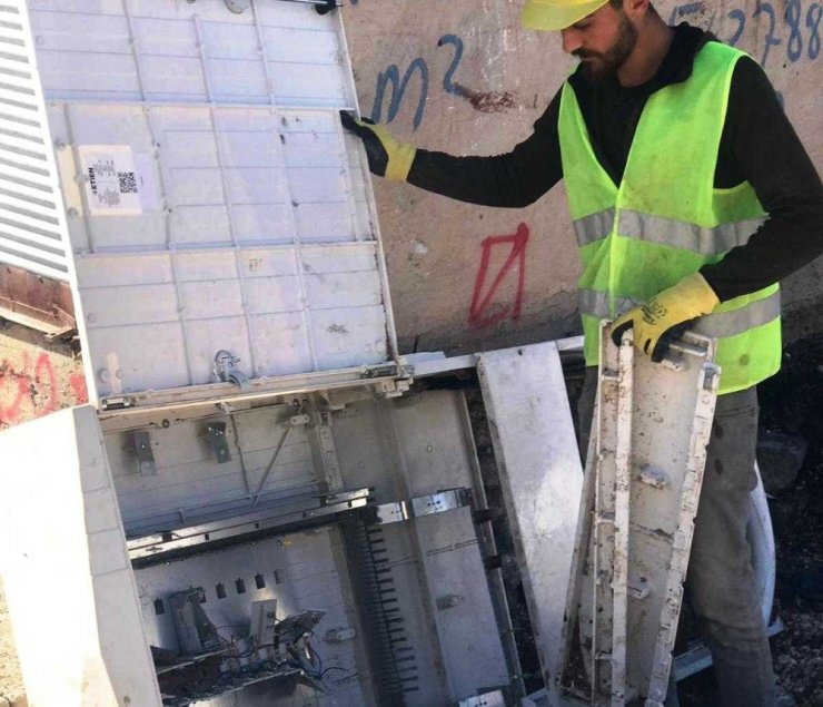 Viranşehir’de 7 pano tahrip edildi