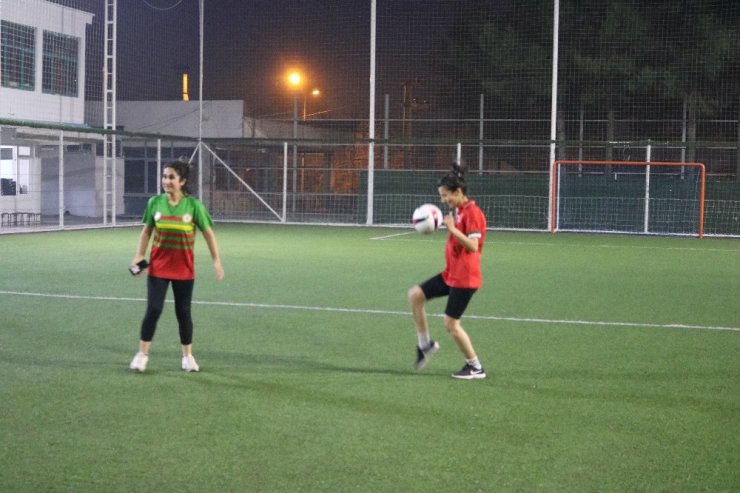 Futbol turnuvasında genç kızlar top koşturdu