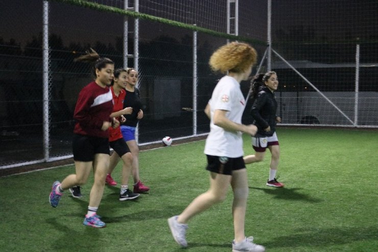 Futbol turnuvasında genç kızlar top koşturdu