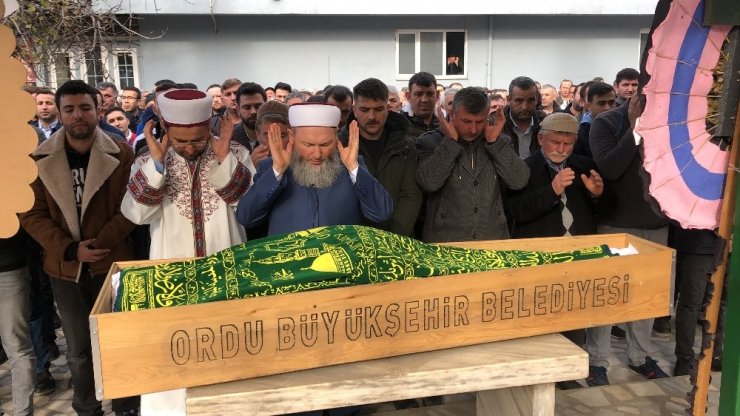 Uçakta rahatsızlanarak hayatını kaybeden genç son yolculuğuna uğurlandı