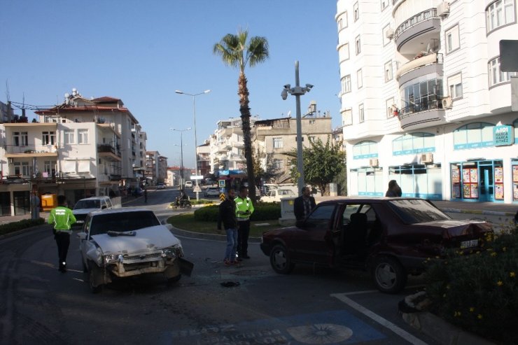 Antalya’da trafik kazası: Aynı aileden 6 kişi yaralandı
