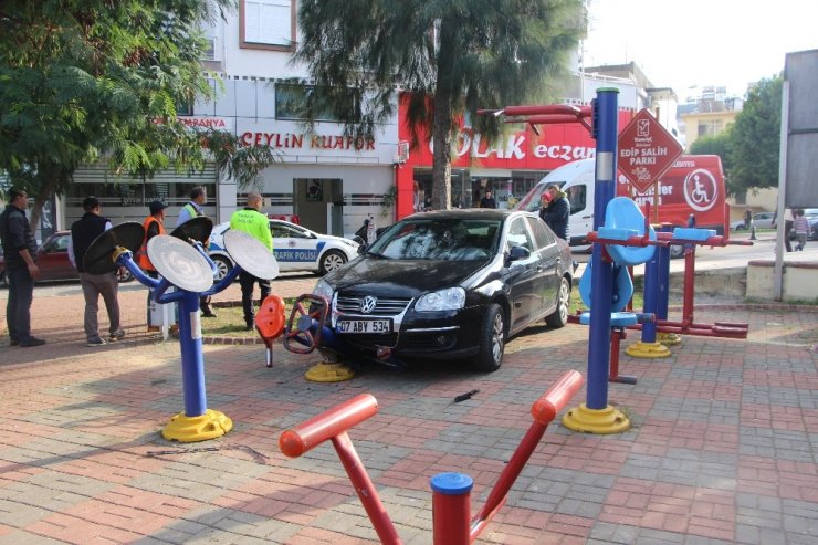Fren yerine gaza basınca parktan içeri girdi, spor yapan kadına çarptı: 1 yaralı