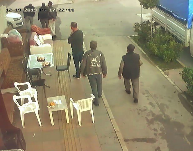Özür beklerken kaçan sürücüye kızıp polise şikayetçi oldu