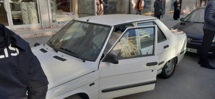 Yaşlı adam evinin önündeki aracın içinde ölü bulundu