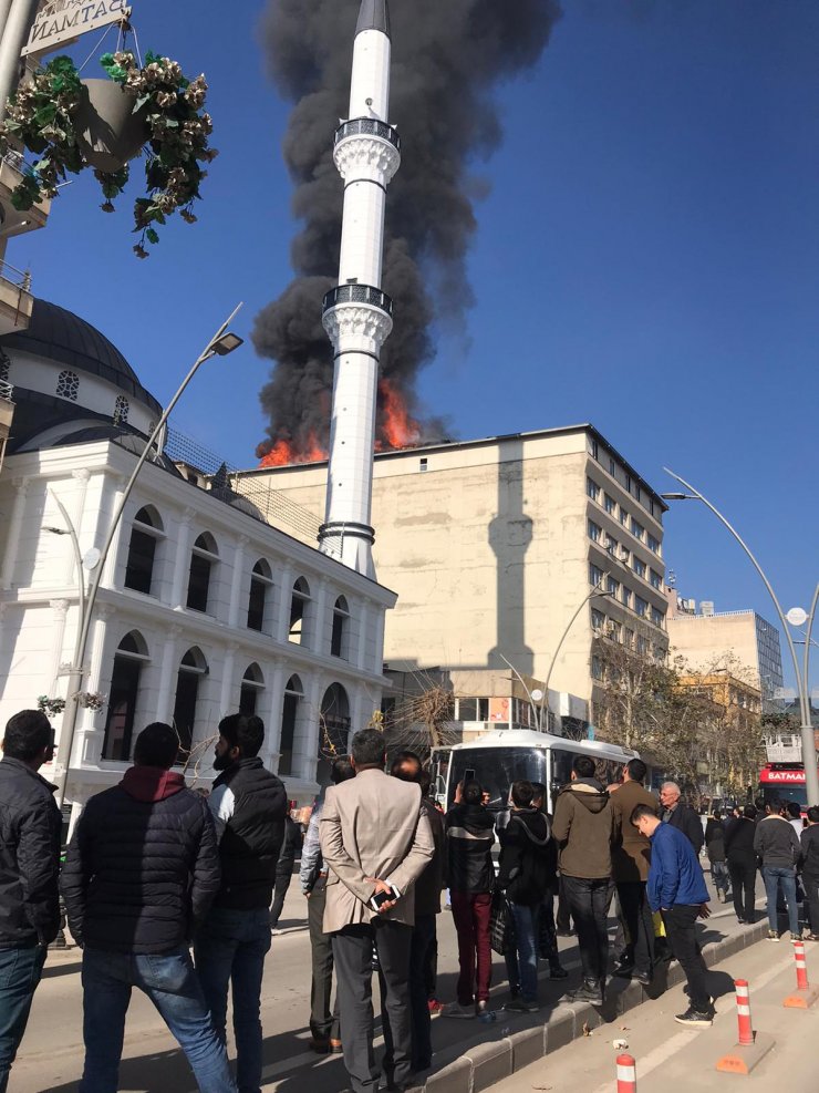 GÜNCELLEME - Batman'da iş merkezinde yangın