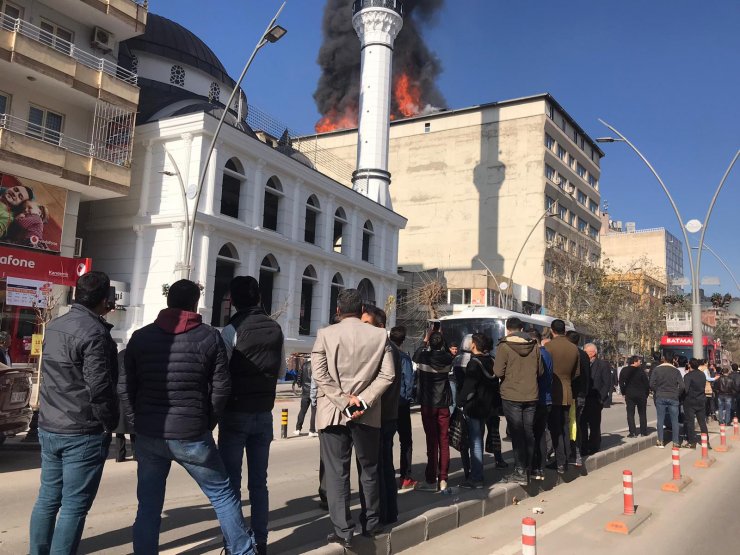 GÜNCELLEME - Batman'da iş merkezinde yangın