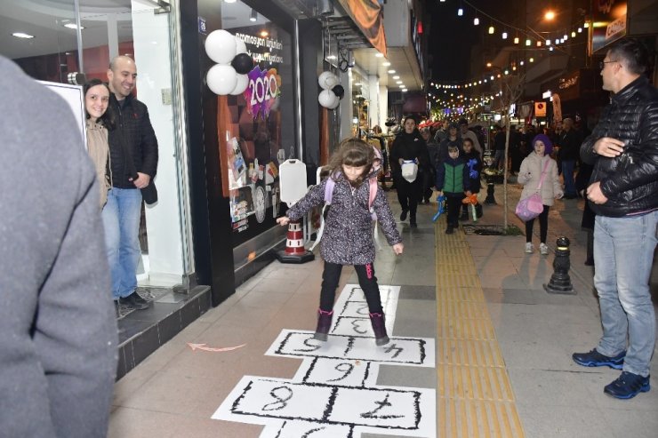 Biga’da alışveriş ve eğlence tüm hızıyla sürüyor