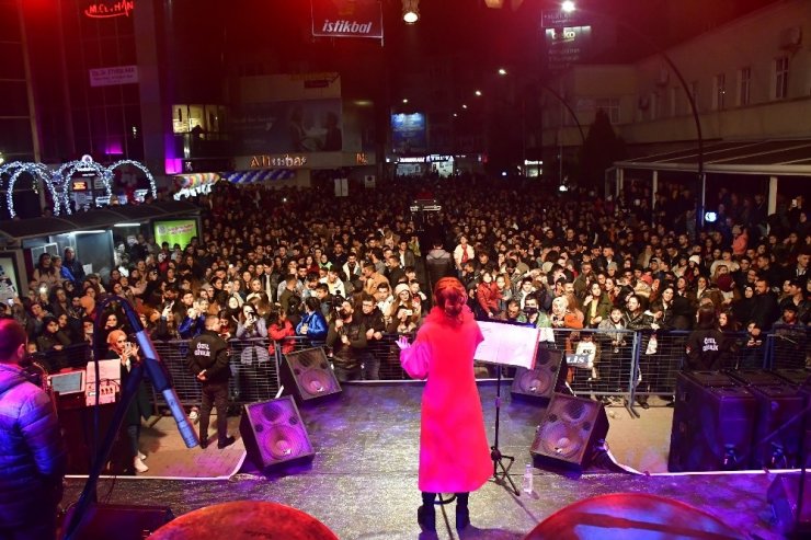 Biga’da alışveriş ve eğlence tüm hızıyla sürüyor