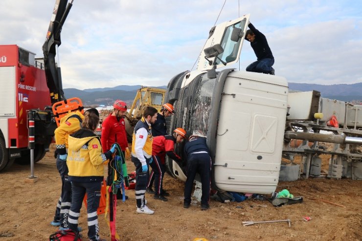 Bolu’da, devrilen kamyonda sıkışan sürücüyü itfaiye kurtardı