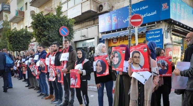 Filistinliler, İsrail hapishanelerindeki Filistinli mahkumlara destek için insan zinciri oluşturdu