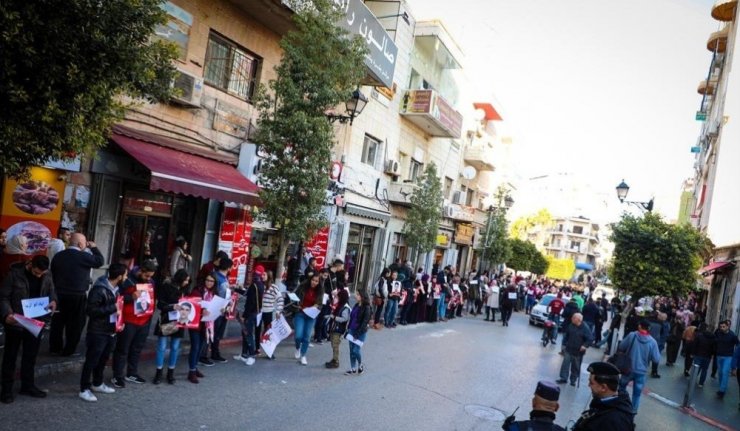 Filistinliler, İsrail hapishanelerindeki Filistinli mahkumlara destek için insan zinciri oluşturdu
