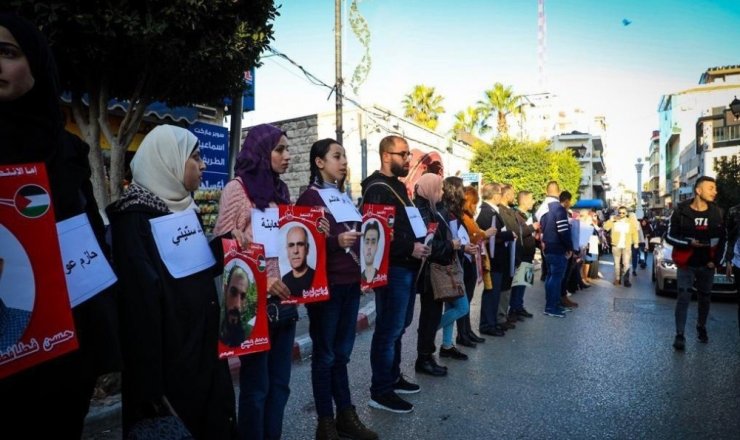 Filistinliler, İsrail hapishanelerindeki Filistinli mahkumlara destek için insan zinciri oluşturdu