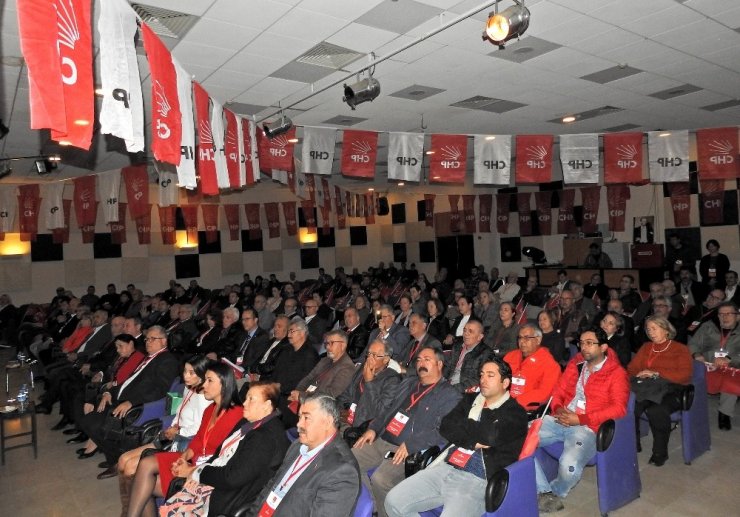 Çeşme CHP’de Kavasoğullar yeniden Başkan seçildi
