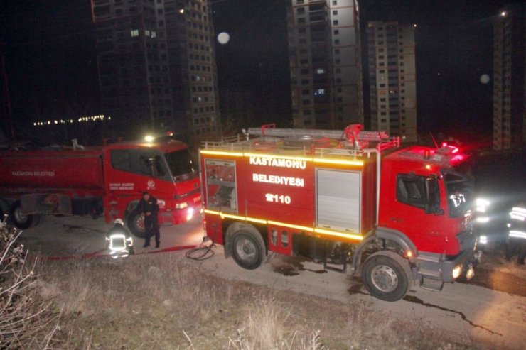 Kastamonu’da tek katlı ahşap ev yandı