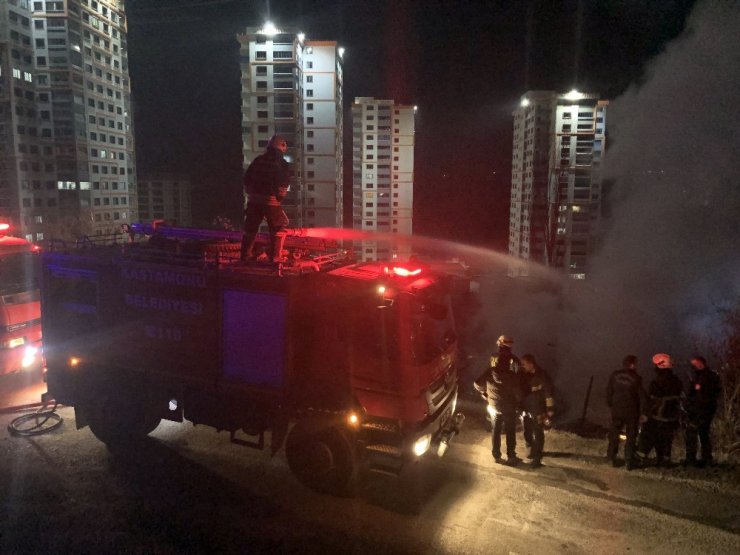 Kastamonu’da tek katlı ahşap ev yandı