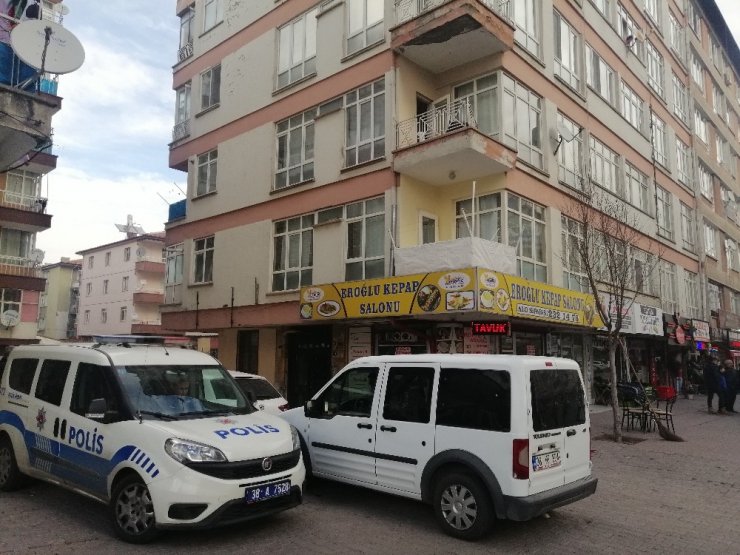 Yaslandığı demir korkuluk kırıldı, 2. kattan yere çakıldı