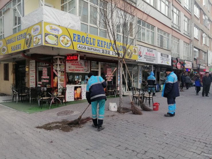 Yaslandığı demir korkuluk kırıldı, 2. kattan yere çakıldı