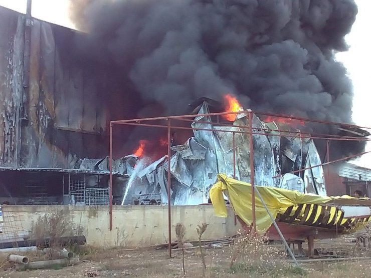 Kocaeli’de atık fabrikasının depo kısmı alev alev yandı
