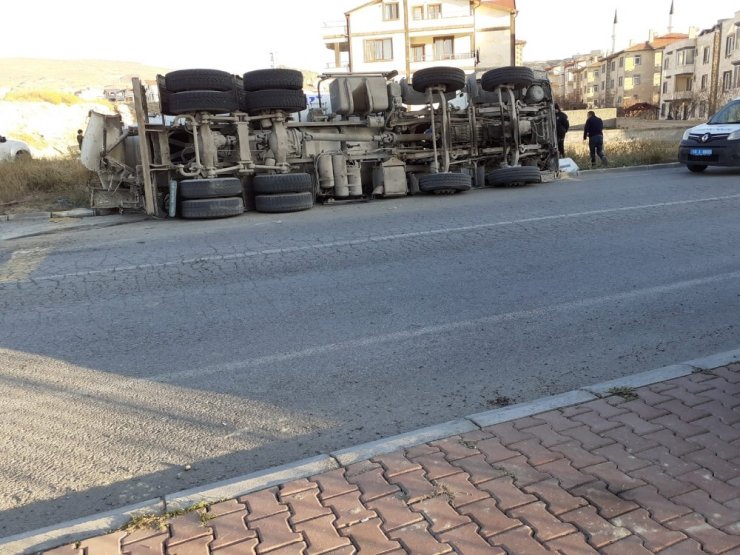 Ürgüp’te beton mikseri yan yattı