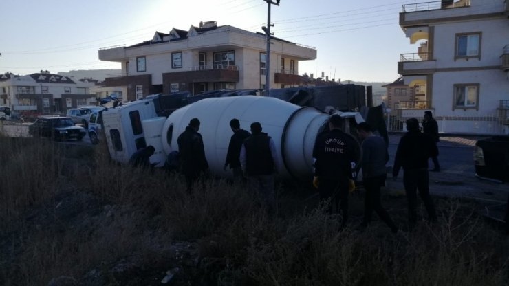 Ürgüp’te beton mikseri yan yattı