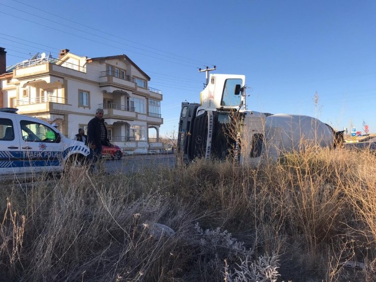 Ürgüp’te beton mikseri yan yattı