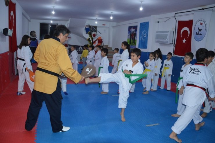 Aile boyu tekvandocuların hedefi şampiyon olmak