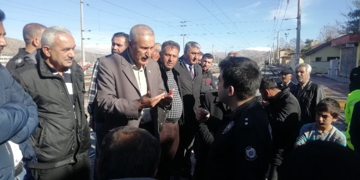 Demiryolunda meydana gelen ölümlü kazanın olduğu noktaya alt geçit yapılması isteniyor
