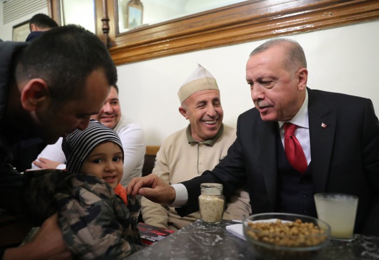 Cumhurbaşkanı Erdoğan vatandaşlarla boza içti