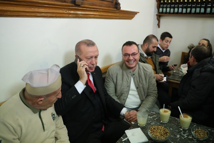 Cumhurbaşkanı Erdoğan vatandaşlarla boza içti