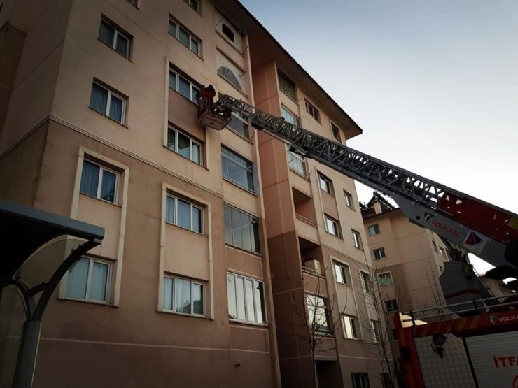 Evde mahsur kalan çocuğu itfaiye kurtardı