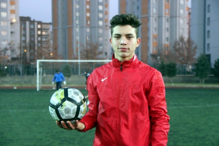 Muhammet Eren Arıkan: "Hayalim Premier Lig’de forma giymek"