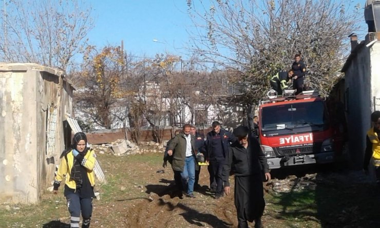 İki ev arasındaki boşluğa düşen kadın kurtarıldı