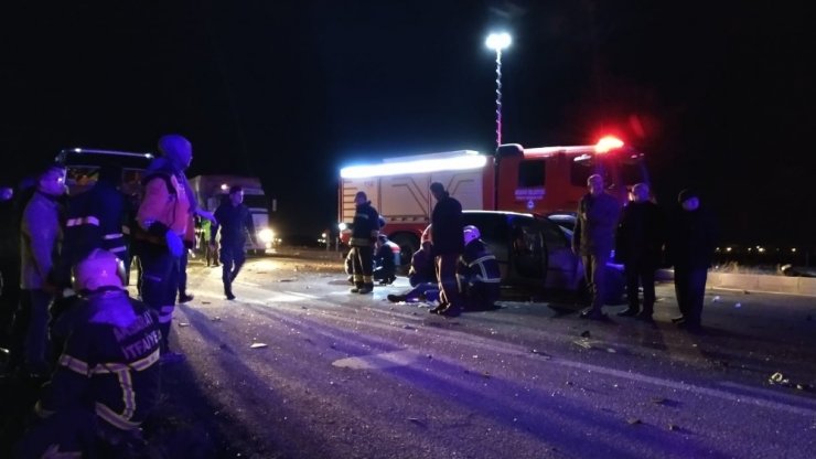 Aksaray otomobil tırın altına girdi: 3 ölü, 2 yaralı