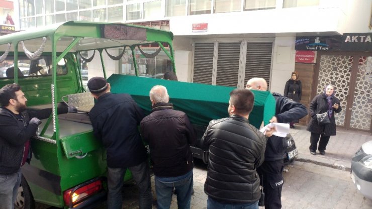 Eşini bıçakla öldürdü, polise teslim oldu