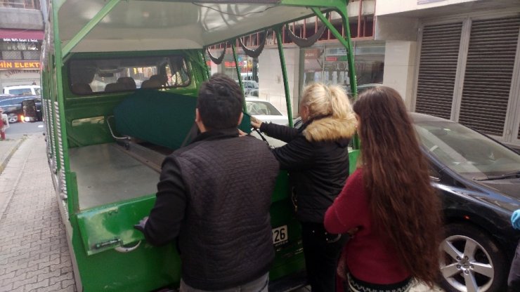 Eşini bıçakla öldürdü, polise teslim oldu