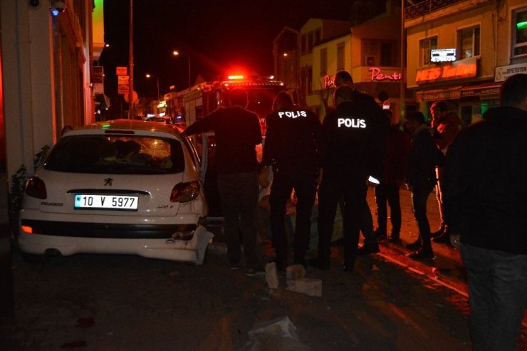 Ayvalık’ta traktör ile otomobil çarpıştı: 5 yaralı