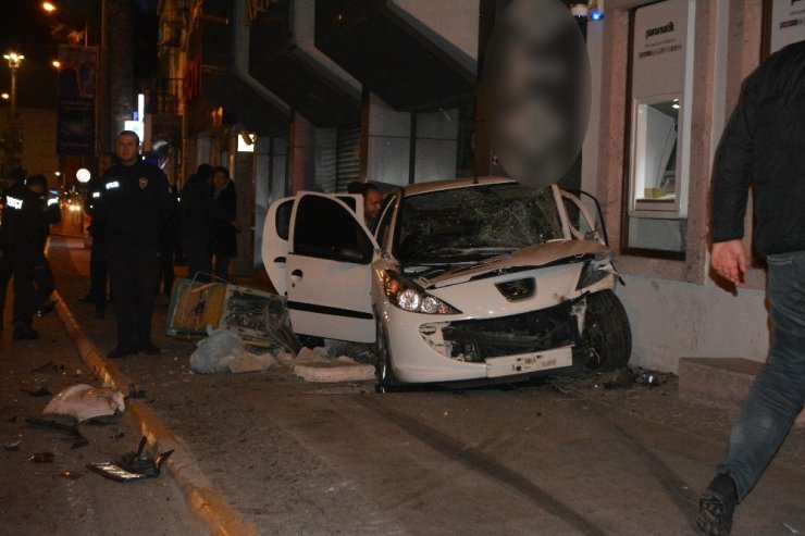 Ayvalık’ta traktör ile otomobil çarpıştı: 5 yaralı