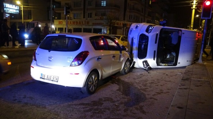 Başkent’te servis ile yolcu otobüsü çarpıştı: 5 yaralı