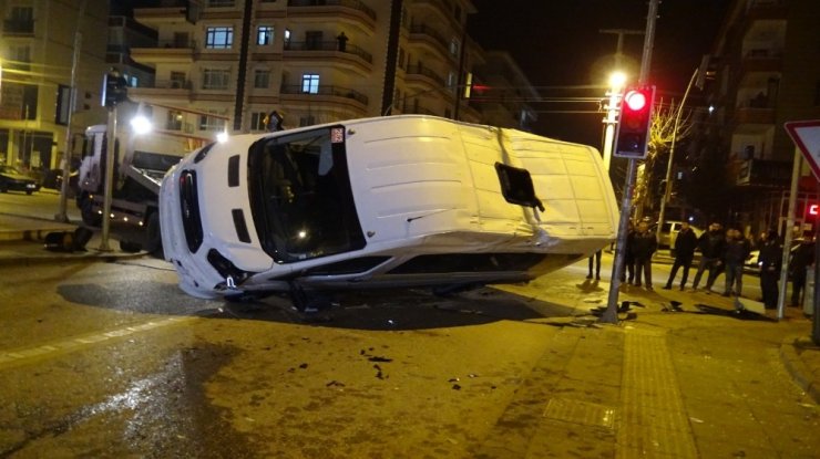 Başkent’te servis ile yolcu otobüsü çarpıştı: 5 yaralı