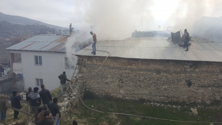 Tunceli’de yangın: 2 ev zarar gördü