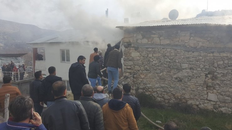 Tunceli’de yangın: 2 ev zarar gördü